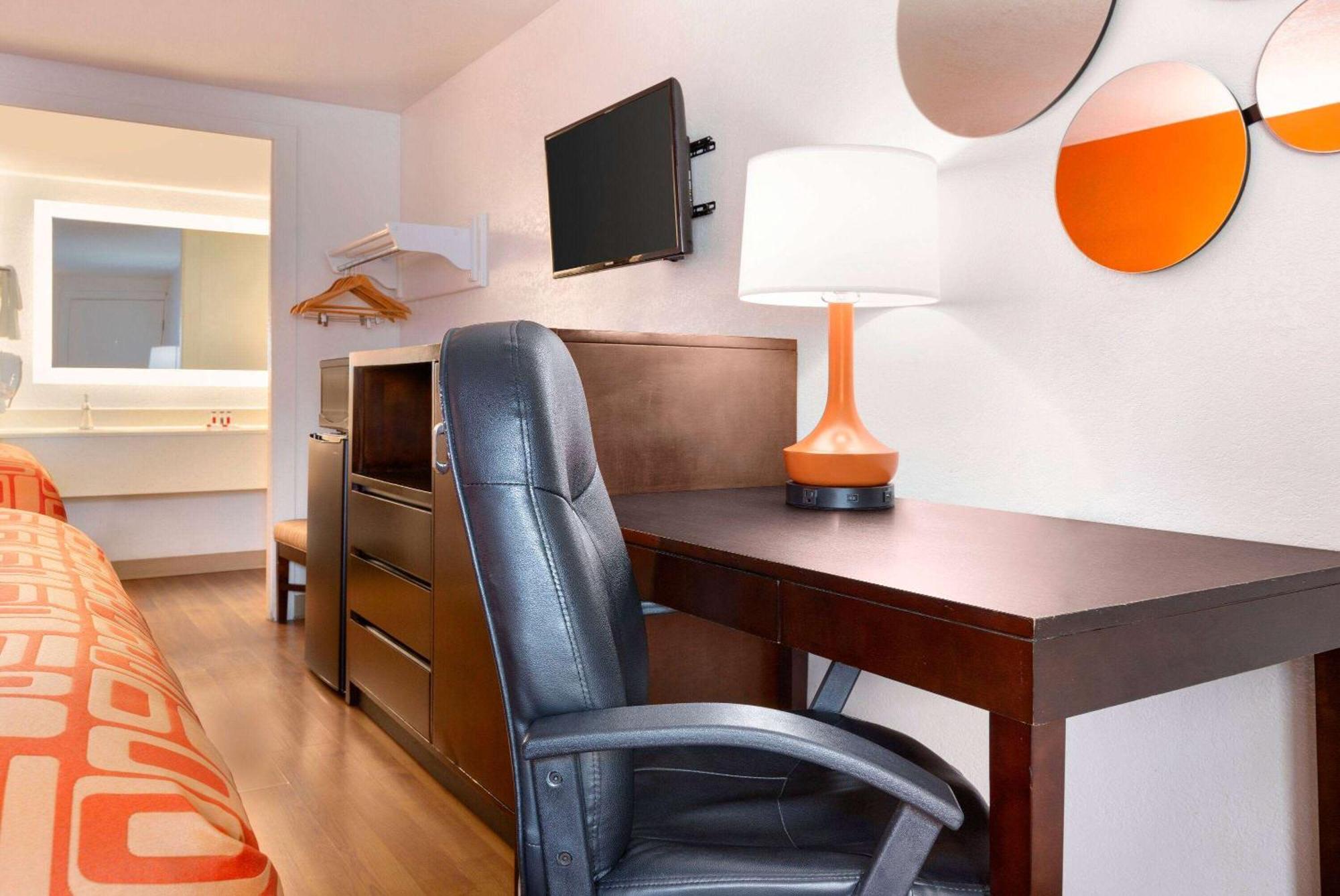 Howard Johnson By Wyndham Hotel