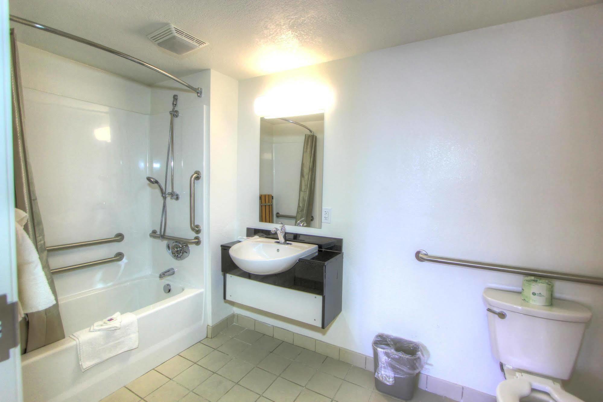 Howard Johnson By Wyndham Hotel