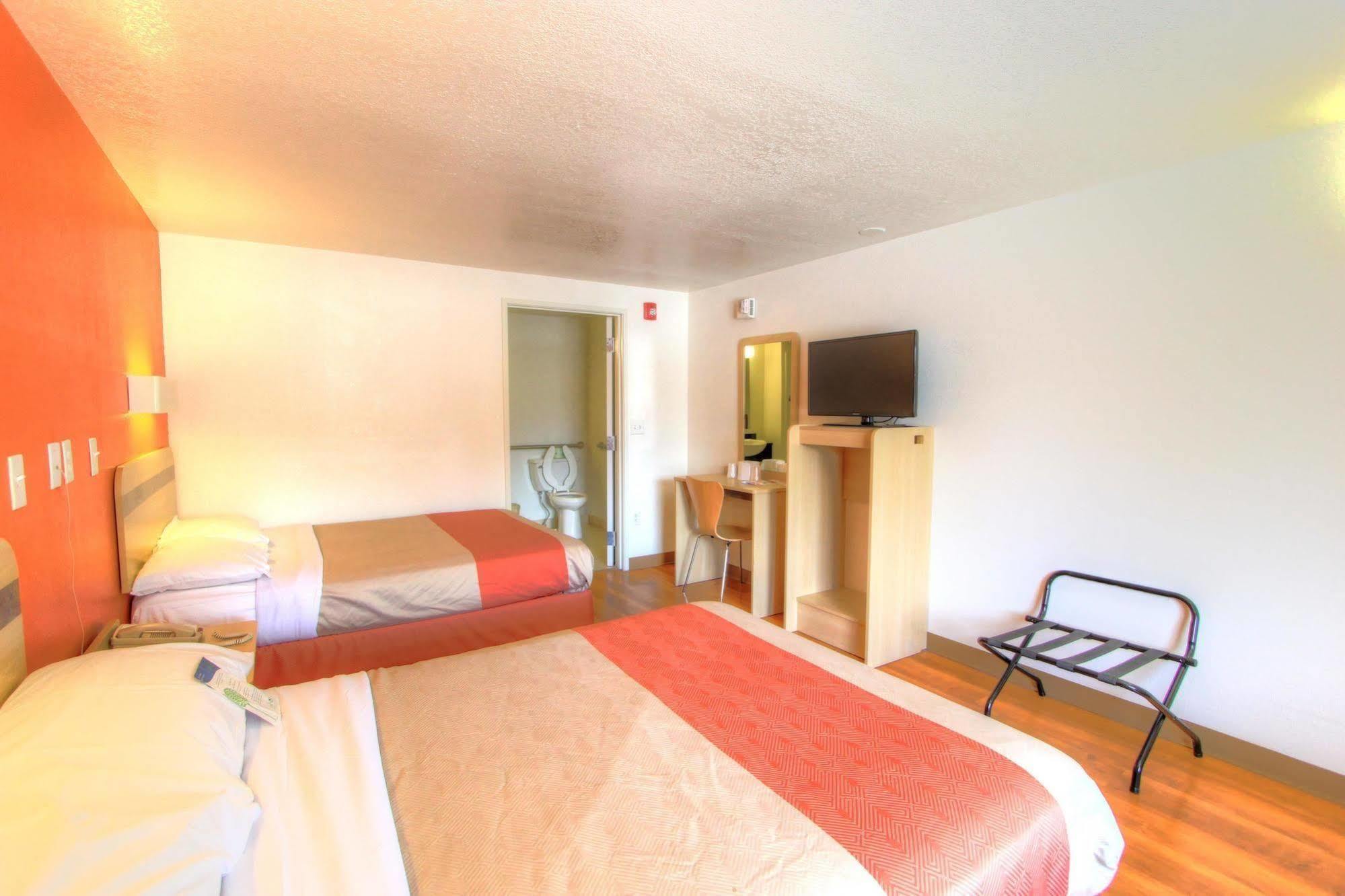 Howard Johnson By Wyndham Hotel Harrisonburg
